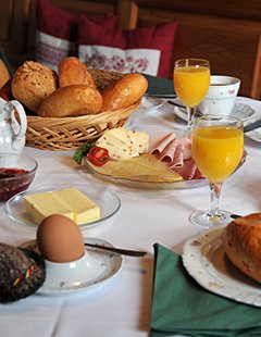 Reichhaltiges Frühstück im Gästehaus beim Schneck in Rottach-Egern am Tegernsee