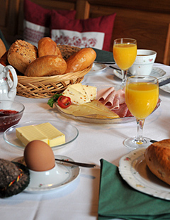 Reichhaltiges Frühstück im Gästehaus beim Schneck in Rottach-Egern am Tegernsee